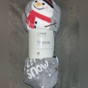 NWT Soft throw blanket size 50 x 60 inches. Snowmen theme.
